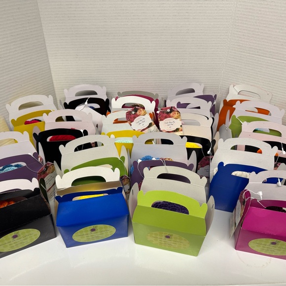 Handmade Crochet Flower Pins New comes with gift box - Picture 9 of 11